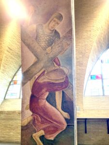 Foto van het geglazuurd tegelpaneel van de kruisweg in de Sint-Niklaaskerk te Oostduinkerke.