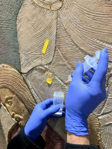 Fixatie van breuken, barsten en loszittend glazuur van het geglazuurd tegelpaneel.