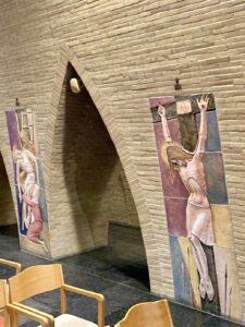 Impressie van twee gerestaureerde, geglazuurde tegelpanelen in de Sint-Niklaaskerk van Oostduinkerke.