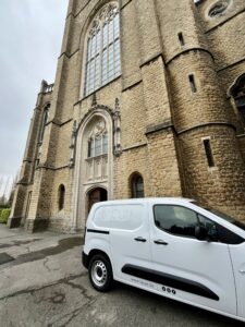 LACUN Conservatie & Restauratie. op de achtergrond de kloosterker van de zusters Urselinen. Op de voorgrond de camionet/bestelwagen van Lacun.