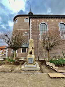 Oorlogsmonument Zonhoven, het gerestaureerde beeld staat voor de kerk van Zonhoven.