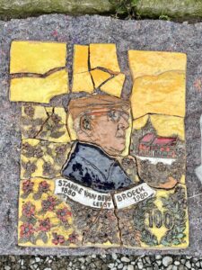 Project Stanne, alle stukken van het portret liggen reeds gepuzzeld bij elkaar. Het is het portret van Stanne uit Leest die 100 jaar geworden is.