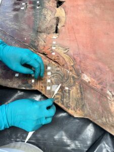 Vooronderzoek van bühne theater 1900 te Turnhout. Het geschilderde voorhangsel van de bühne werd zorgvuldig onderzocht naar reinigingstechnieken, kleur- en verfanalyses, ontdaan van stof en vuil en zorgvuldig opgeborgen ter bewaring en conservatie.