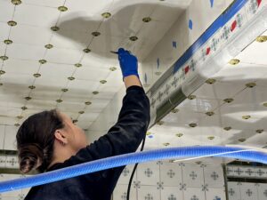 Restauratie van oude historische keramische tegels in Hotel Faubourg 21 te Brussel erfgoed gerelateerd.