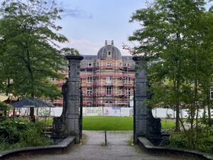 Restauratie van arduinen omlijsting van het kasteel Ravenhof te Stabroek Antwerpen.